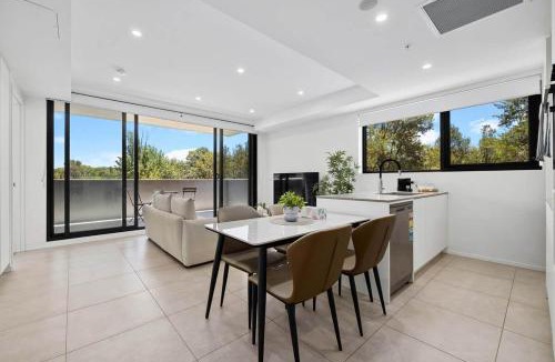 Lyneham Apartment | Bright and Spacious 2b2b with 2 parkings | GYM
