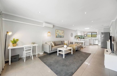 Brighton Apartment | Brighton Escape Seaside Living near Dining and Jetty