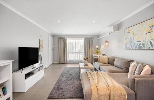 Brighton Apartment | Brighton Escape - Seaside Living near Dining and Jetty