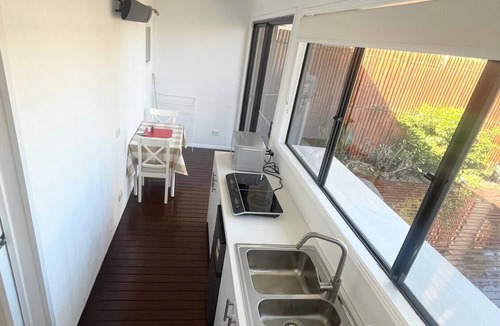 Brighton Apartment | Brighton Guest Suite – Walk to Bay St, Train, Sky Bus and Beach. Free Parking!