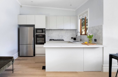 Brighton House | Brighton Pool Paradise: Designer 3BR Retreat Near Beach & Café Culture