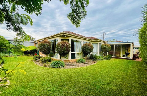 Craigieburn House | Brightside Spacious Family Home with Theatre Room Near Melbourne Airport