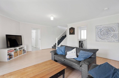 Middleton House | Bring Your Family Bring Your Friends. 300m walk to popular Beach