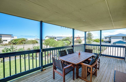Middleton House | Bring Your Family Bring Your Friends. 300m walk to popular Beach