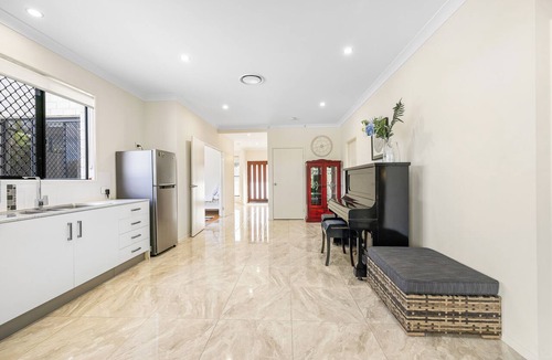 Wynnum West House | Brisbane's Best Large-Group Home | 6BR | Pool, Sauna & Gym | Sleeps 14