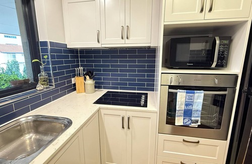 Labrador Apartment | Broadwater Apartment with Balcony & Water Views