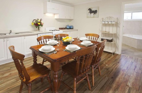 Myrrhee Villa | Brookfield Guest House