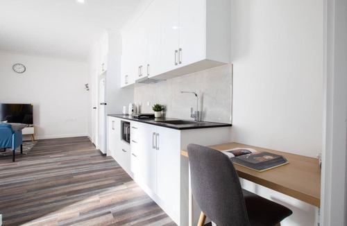 Oxley House | Budget Private Suite w/Kitchen, Ensuite & A/C