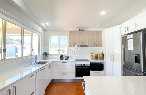 Traviston House | Burrumundi - 100M To Beach - Great Water Views - Deck - Air Con - WiFi - Pool Table