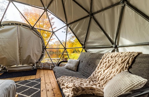 Notre-Dame-Auxiliatrice-de-Buckland Cabin | Dôme Forestier: Glamping, nature, stars, comfort, shared kitchen, CITQ304716.