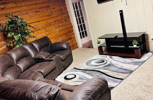 Wetumpka Cabin | Cabin Retreat 10 min to the Casino & Downtown Water Park White Water Rafting!
