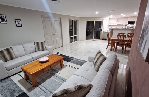 Urraween House | Calahoney 4 bedroom house and pool