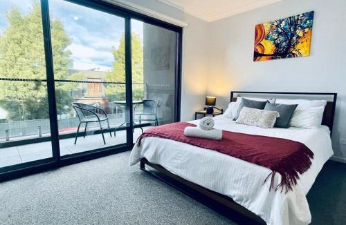 Hadfield House | Calm Getaway Close to Airport