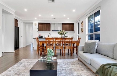 Angle Vale House | Campiana Retreat | 5 Beds, Near Virgara Wines, 2 Living Area