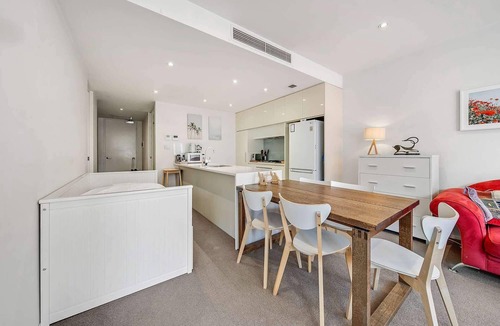 Kingston Apartment | Canberra Lakefront 2-Bed with Gym & Parking