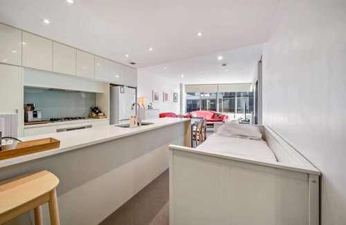 Kingston Apartment | Canberra Lakefront 2-Bed with Gym & Parking