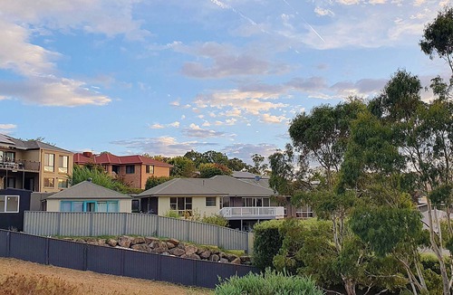 Jerrabomberra House | Canberra Panoramic View Spacious Artist House on Top of Hill by Waterfall