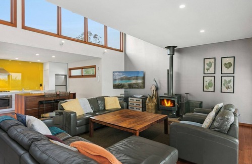 Gerroa House | Carmelone a beautifully appointment holiday retreat in picturesque Gerroa on the South Coast of NSW.