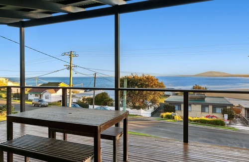 Gerroa House | Carmelone a beautifully appointment holiday retreat in picturesque Gerroa on the South Coast of NSW.