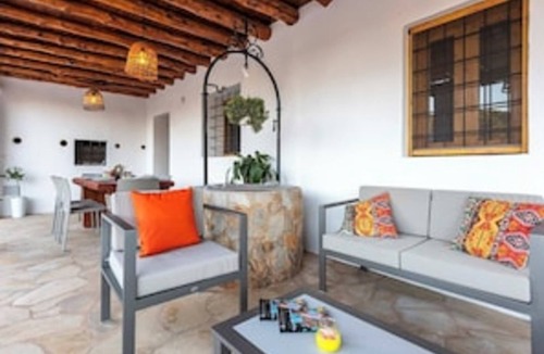 Ibiza Town House | Casa Cala LLonga family house 850 m from the beach