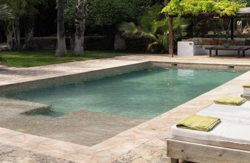 Santa Eulalia del Rio Cottage | Casa Morna, cozy. A calm, natural rhythm amid gardens, a pool, and sunshine.