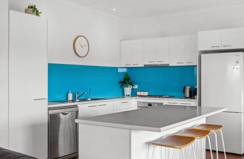 Hayborough House | Castaway Beach House - Countryside Views by the Sea