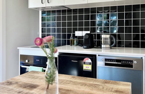 Castlemaine House | Castlemaine Short Stays - Cosy two-bedroom retreat - 5 minutes from Castlemaine