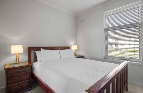 Southbank Apartment | Central 2-Bed Pad with Tennis Court,