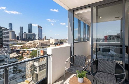 South Brisbane Apartment | Central 2BR Gem | Modern Comfort City & River View