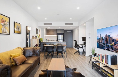 South Brisbane Apartment | Central Brisbane Stay with Balcony, Pool & BBQ