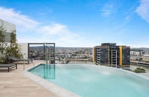 South Brisbane Apartment | Central Brisbane Stay with Balcony, Pool & BBQ