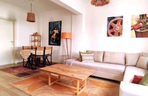 Bodrum City Center Apartment | Central, Cozy, Spacy, Wide Terrace, Garden, 2BR, Free Parking, Fast Wi-Fi, 4ppl