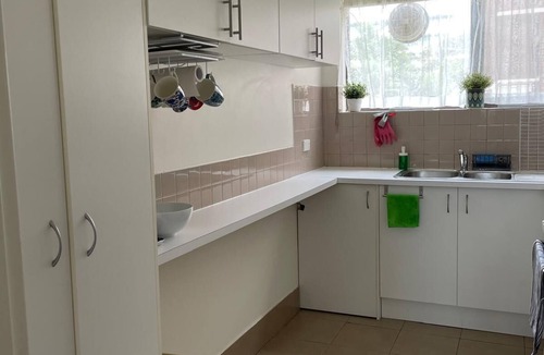 Frankston Apartment | Central Location to beach & shops, quiet, balcony & bar & bar stools. Tree view.