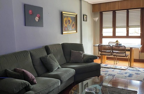 Zumarraga Apartment | Centrally located 3 bedroom apartment with balcony, facing the church of Zumarraga.