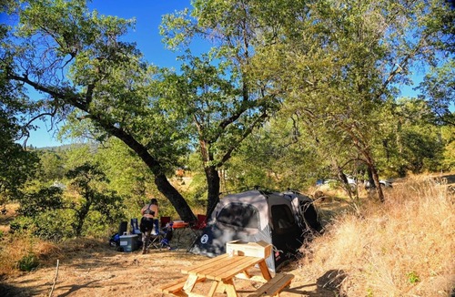 Pinehurst RV Rental | CG21 Campsite/Shower - Kings Canyon & Sequoia NP