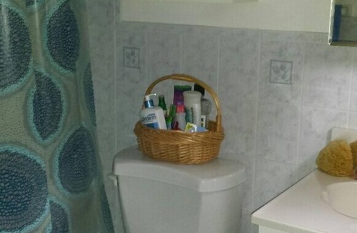 Monroe Cottage | Charming 1 BDRM 18th Century post & beam cottage for monthly/extended stay