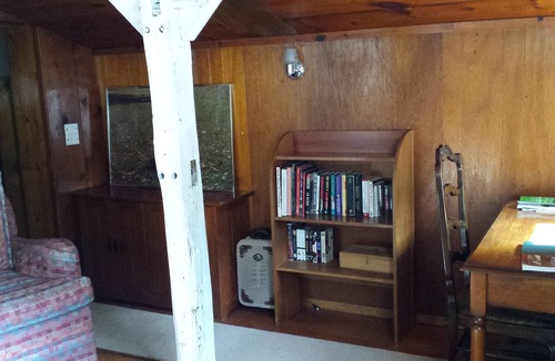 Monroe Cottage | Charming 1 BDRM 18th Century post & beam cottage for monthly/extended stay