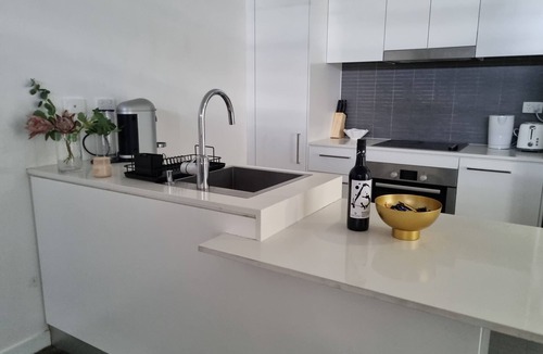 Belconnen Apartment | Charming 1-bedroom apartment in marvelous Belconnen with views of lake