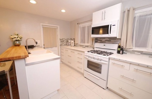 North Central Apartment | Charming 1-bedroom bungalow located in the heart of Pasadena.