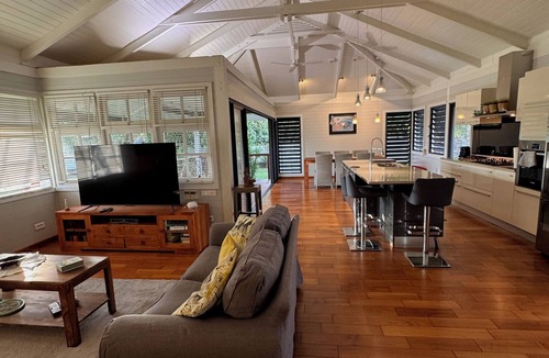 Papeete House | Charming 2-bedroom house in welcoming Papeete with WiFi, AC