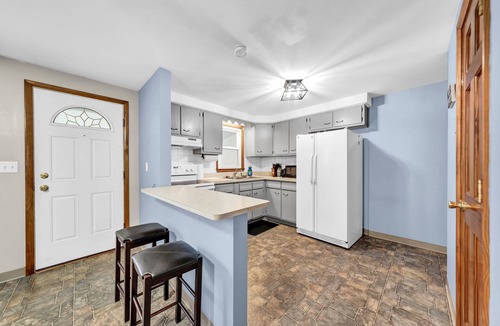 Cheektowaga Apartment | Charming 2-bedroom apartment near airport in peaceful Cheektowaga