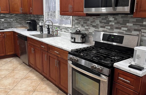Orange House | Charming 2Br 2B house with WiFi and Lux Amenities near NY, Train & EWR Airport