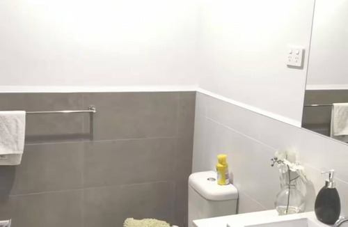 Coombs House | Charming 3-bedroom townhome with WiFi and AC in Coombs