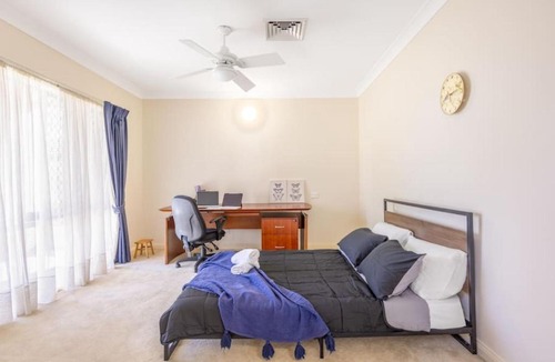Calamvale House | Charming 4BR House and Cozy Garden