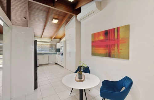 Robertson House | Charming 4BR House w/Parking near Sunnybank
