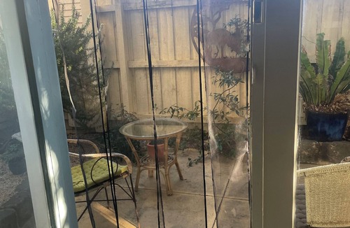 Carrum Apartment | Charming Beachside studio - 2 min to the beach , pets welcome .