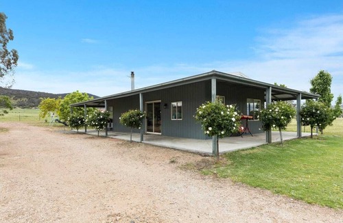 Glenrowan Cottage | Charming country cottage, peaceful stay, family-friendly retreat, Glenrowan
