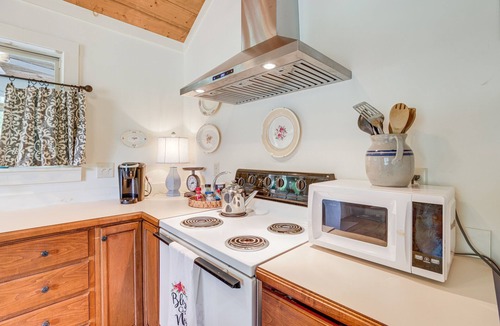 Lawley Cottage | Charming Lawley Cottage: Deck, Fire Pit & Yard!
