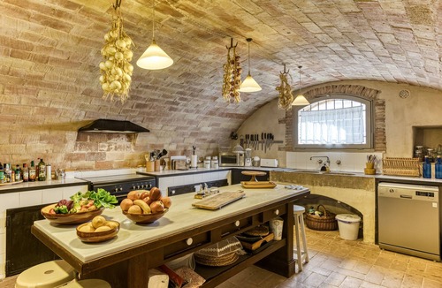 Riumors House | Charming Rustic House – Luxury Masía with Private Garden, Pool, Wi-Fi & Air Conditioning