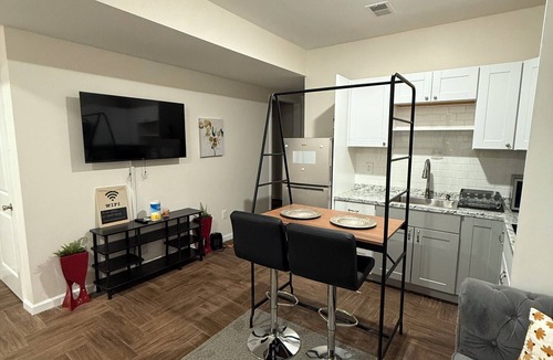 Elizabeth Apartment | Charming Studio Downtown Elizabeth